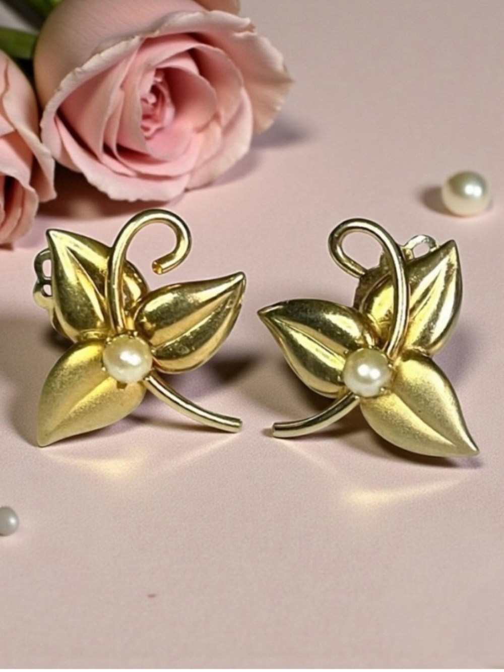 Vtg Cultured Oyster Pearls and Gold Tone Flora Clip Earrings NOS New Old Stock - Picture 1 of 10